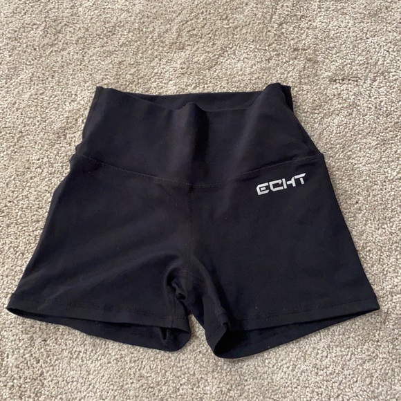 ECHT Pants - Fitted mid waisted shorts